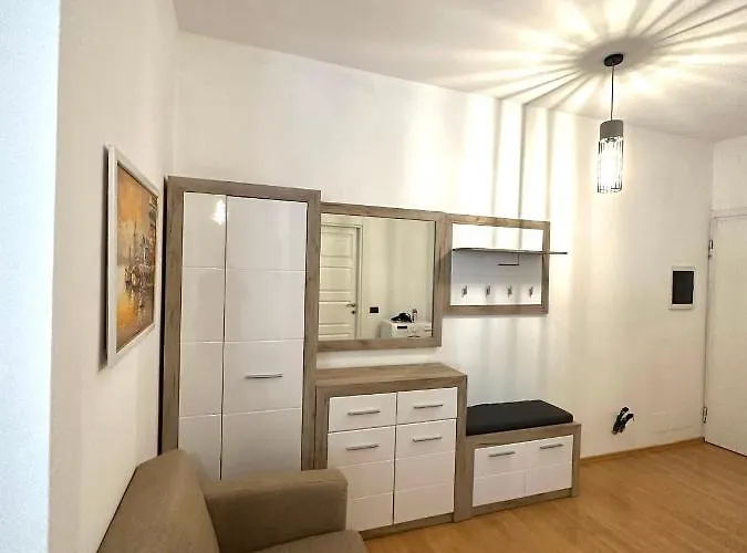 Escape - 2 * Tirana